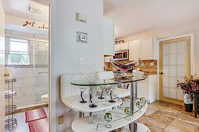 8 Mi to Long Beach: Cozy Apt w/ Fenced Yard!