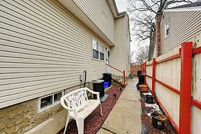 8 Mi to Long Beach: Cozy Apt w/ Fenced Yard!