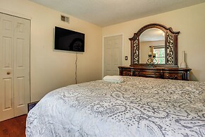 8 Mi to Long Beach: Cozy Apt w/ Fenced Yard!
