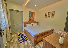 Vihani's Western Clouds by VOYE HOMES