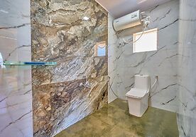 Vihani's Western Clouds by VOYE HOMES