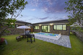 Gimnyeong stonewall Private Pool Villa