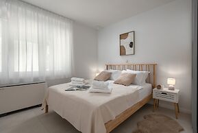 Desamani 975 Apartments