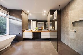 The Break Pool Spa Sauna Beach