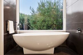 The Break Pool Spa Sauna Beach