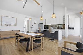 Saltwood Coastal Hamptons Luxe With Pool