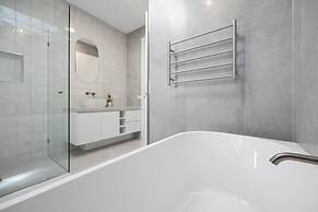 Saltwood Coastal Hamptons Luxe With Pool