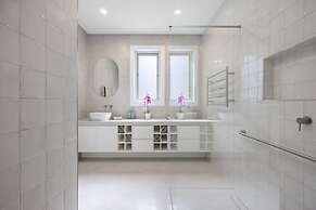 Saltwood Coastal Hamptons Luxe With Pool