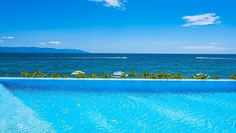 3BR with Private Pool on the Ocean
