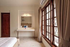 Amber Apartment 103 by Stayjade