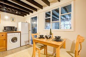 Charming Hilltop Cottage With Panoramic Views