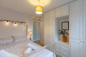 Chic Flat In Woolston: Nr Southampton City Centre