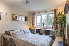 Chic Flat In Woolston: Nr Southampton City Centre