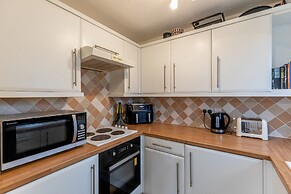 Chic Flat In Woolston: Nr Southampton City Centre