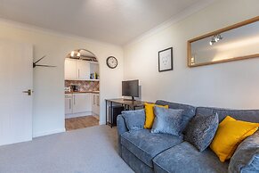 Chic Flat In Woolston: Nr Southampton City Centre