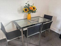 Modern 2-bed Victorian Apartment - Sleeps 6 & Pets