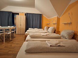 2-Rent Group Hostel Rooms AUB162