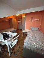 2-Rent Group Hostel Rooms AUB162