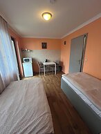 2-Rent Group Hostel Rooms AUB162