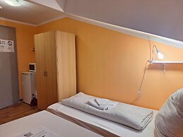 2-Rent Group Hostel Rooms AUB162