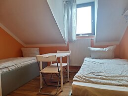 2-Rent Group Hostel Rooms AUB162