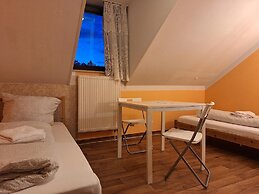 2-Rent Group Hostel Rooms AUB162