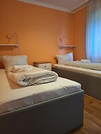 2-Rent Group Hostel Rooms AUB162