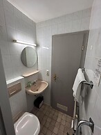 2-Rent Group Hostel Rooms AUB162