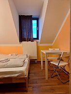 2-Rent Group Hostel Rooms AUB162