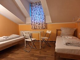 2-Rent Group Hostel Rooms AUB162