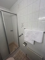 2-Rent Group Hostel Rooms AUB162