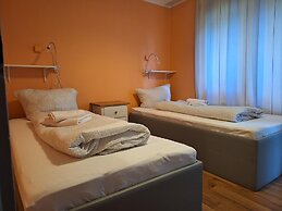 2-Rent Group Hostel Rooms AUB162