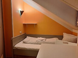 2-Rent Group Hostel Rooms AUB162