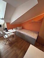 2-Rent Group Hostel Rooms AUB162