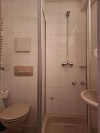 2-Rent Group Hostel Rooms AUB162