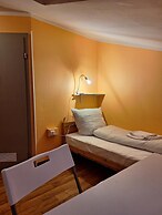 2-Rent Group Hostel Rooms AUB162