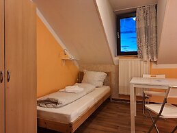 2-Rent Group Hostel Rooms AUB162