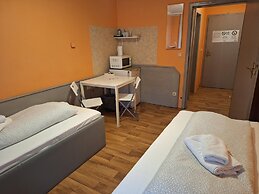 2-Rent Group Hostel Rooms AUB162