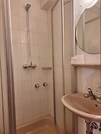 2-Rent Group Hostel Rooms AUB162