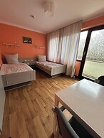 2-Rent Group Hostel Rooms AUB162