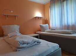 2-Rent Group Hostel Rooms AUB162