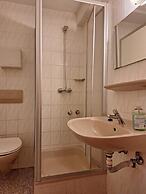 2-Rent Group Hostel Rooms AUB162