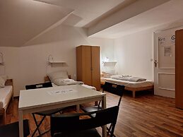 2-Rent Group Hostel Rooms AUB162