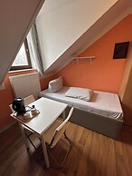 2-Rent Group Hostel Rooms AUB162