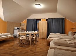 2-Rent Group Hostel Rooms AUB162