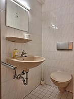 2-Rent Group Hostel Rooms AUB162