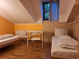 2-Rent Group Hostel Rooms AUB162