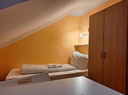 2-Rent Group Hostel Rooms AUB162