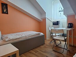 2-Rent Group Hostel Rooms AUB162