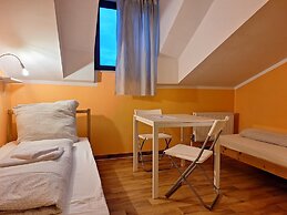 2-Rent Group Hostel Rooms AUB162